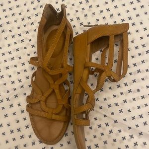 b.o.c. Tan zip back sandals 6M